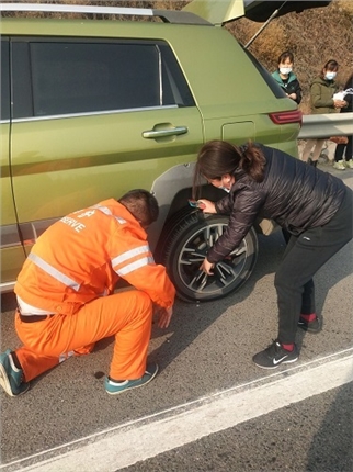 文稿审批2020.11.15热心帮助司乘更换轮胎获称赞.jpg