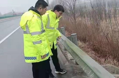 雨中巡查排除隐患.jpg