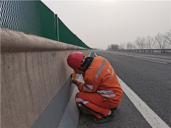 2021.03.11 G9511 K45+100 涿州方向 中央分隔带贴轮廓标 施工中.jpg