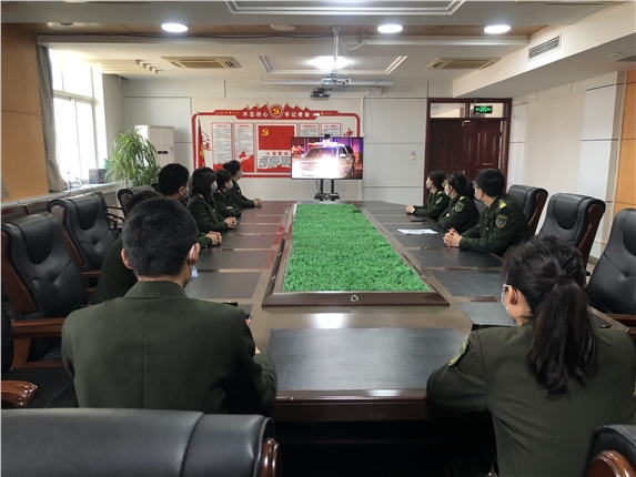 4-7观看安全警示教育.jpg