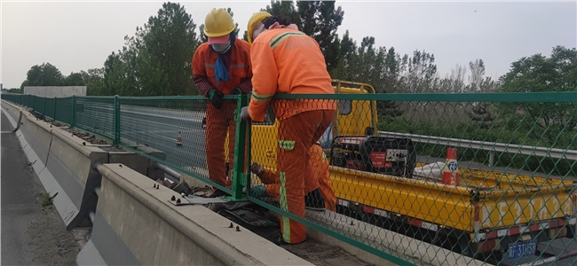 G9511 K17+300 中央分隔带 更换防眩网立柱 施工中1.jpg