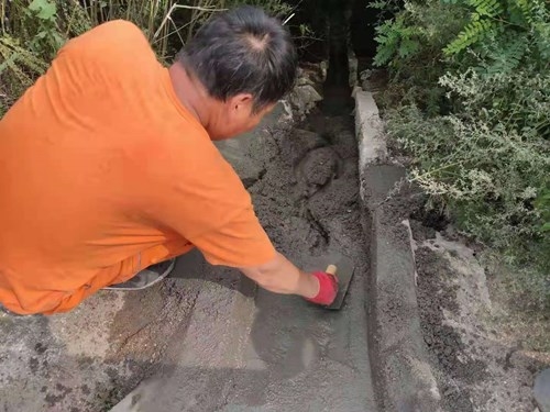 维修泄水槽1.jpg