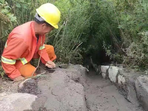维修泄水槽2.jpg