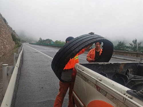 及时清理路面洒落物.jpg