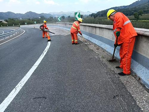 9.15清理路面洒落物.jpg 9.15清理路面洒落物.jpg