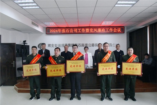 先进合影1_副本.jpg 先进合影1_副本.jpg