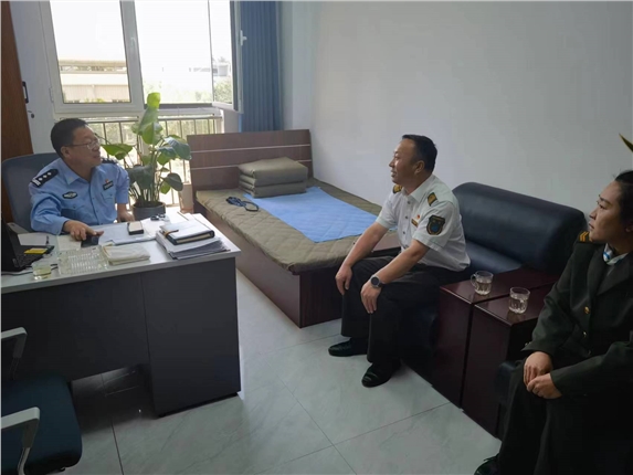 走访交警.jpg