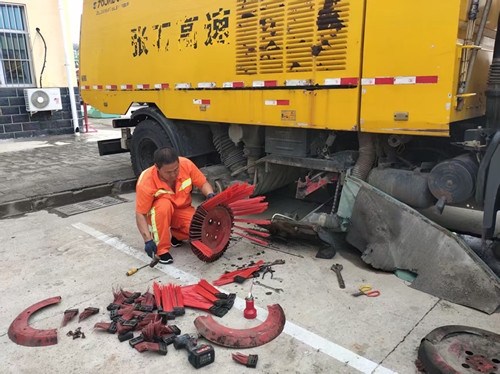 自主更换清扫车扫刷.jpg 自主更换清扫车扫刷.jpg