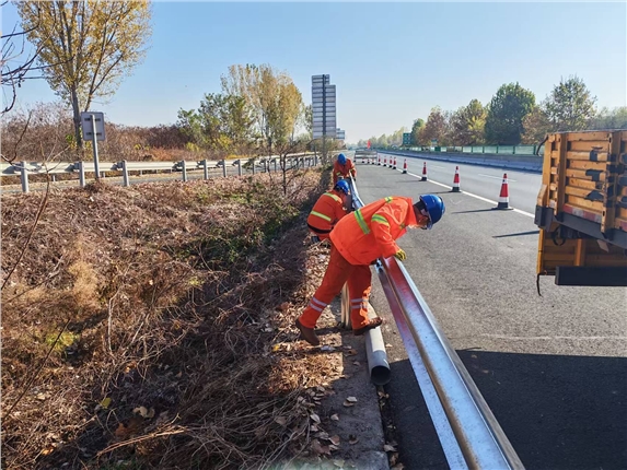 全力推进护栏板维修 筑牢道路安全防线.jpg 全力推进护栏板维修 筑牢道路安全防线.jpg