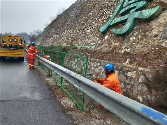 加装防护网 筑牢公路安全防线.jpg 加装防护网 筑牢公路安全防线.jpg