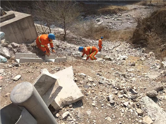 未雨绸缪防汛期 养护工区增设泄水槽筑牢道路安全防线.png 未雨绸缪防汛期 养护工区增设泄水槽筑牢道路安全防线.png