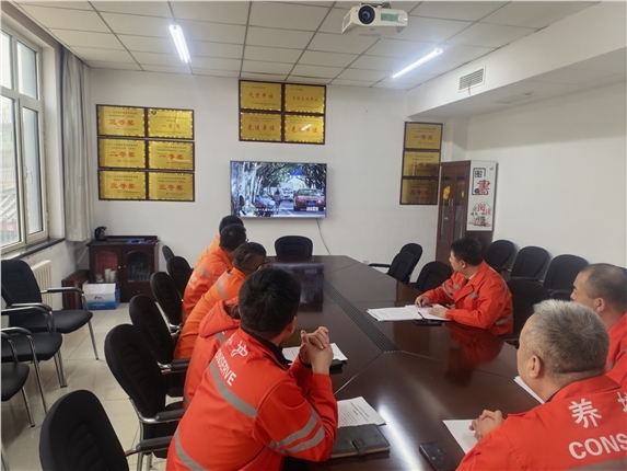 以案为鉴守底线 清风护航保畅通——易县养护工区组织观看反腐警示教育专题片《擘画蓝图》.jpg