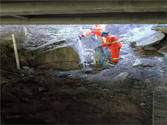 易县养护工区集中清理桥下垃圾 筑牢道路安全卫生防线.png 易县养护工区集中清理桥下垃圾 筑牢道路安全卫生防线.png