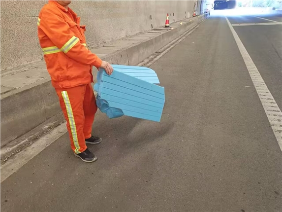 高效清理隧道洒落物.jpg 高效清理隧道洒落物.jpg