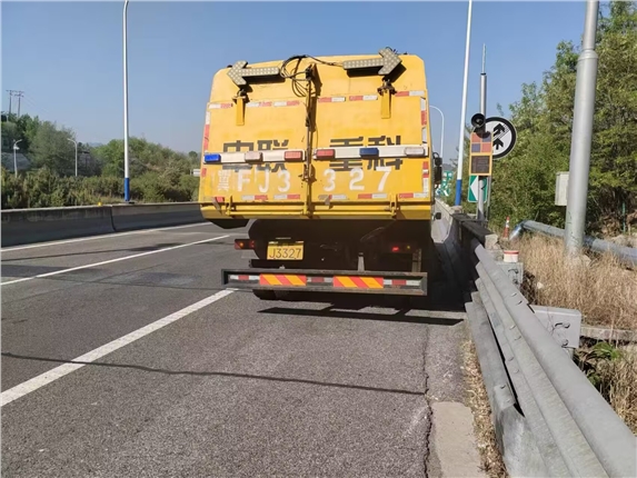 开展路面垃圾专项清扫作业.jpg 开展路面垃圾专项清扫作业.jpg