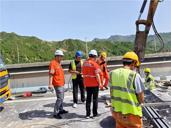 易县养护工区党支部检查辖区桥梁养护施工现场.png 易县养护工区党支部检查辖区桥梁养护施工现场.png