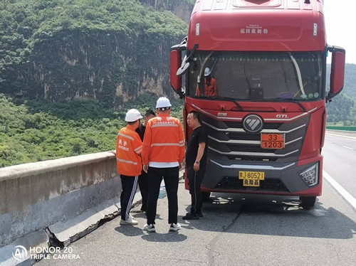 应急车道伸出援手.jpg 应急车道伸出援手.jpg