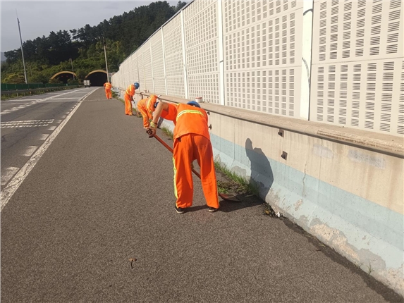 易县养护工区清理护栏杂草 消除安全隐患.png 易县养护工区清理护栏杂草 消除安全隐患.png