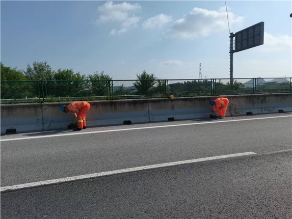 易县养护工区拔除隔离带杂草 精细整治路域环境.png 易县养护工区拔除隔离带杂草 精细整治路域环境.png
