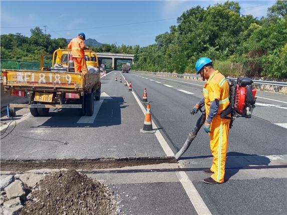 易县养护工区精细维修桥梁伸缩缝 筑牢道路安全通行屏障.png 易县养护工区精细维修桥梁伸缩缝 筑牢道路安全通行屏障.png
