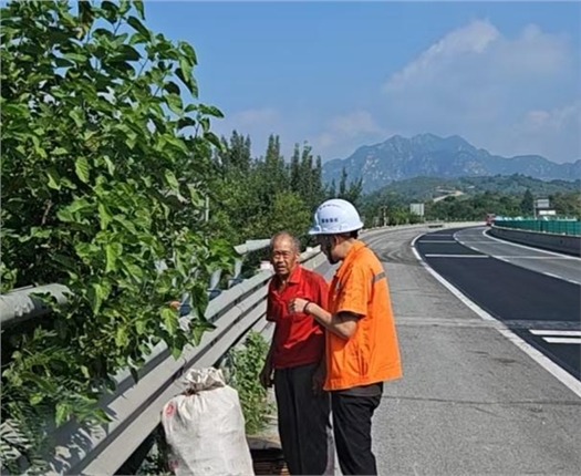 易县养护工区暖心守护道路通行安全及时劝离拾荒老人.png