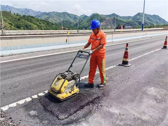 张石高速易县养护工区及时修补坑槽，提高路面养护质量.jpg