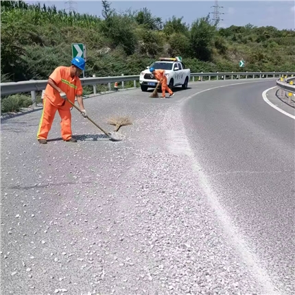清理路面洒落物 筑牢高速安全线.jpg