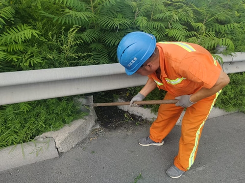 6清理泄水槽.jpg 6清理泄水槽.jpg