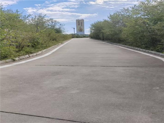 易县养护工区清理辖区服务区回转车道杂草 优化道路通行环境.png