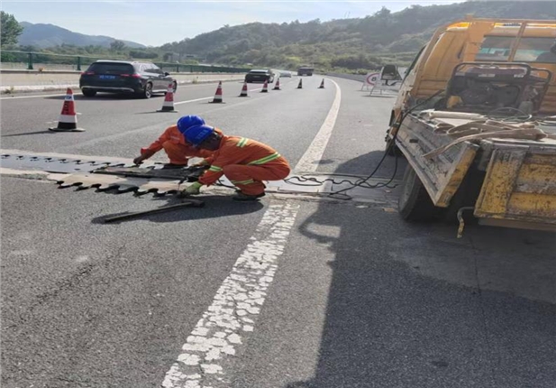 易县养护工区维修桥梁梳齿板 筑牢道路安全根基.png