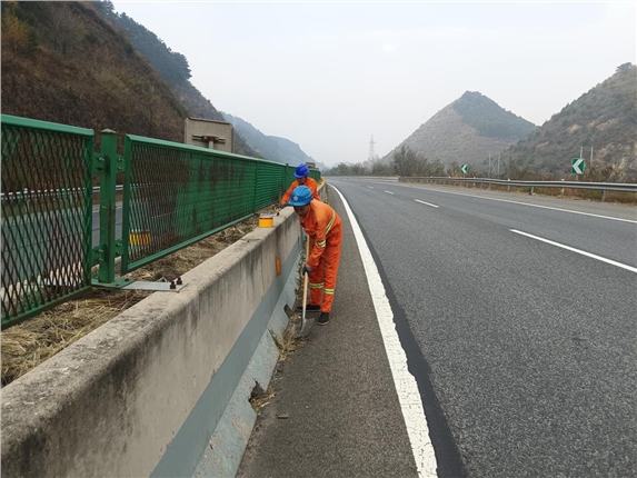 易县养护工区精细清理中分带杂草 美化路域通行环境.png 易县养护工区精细清理中分带杂草 美化路域通行环境.png