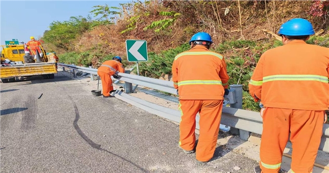 张石高速易县养护工区修复破损护栏板 筑牢道路安全防护屏障.png 张石高速易县养护工区修复破损护栏板 筑牢道路安全防护屏障.png